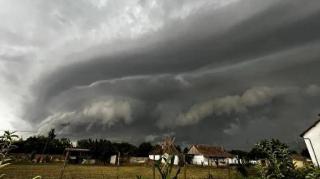 Furtunile lovesc cu putere în vestul țării. Sunt așteptate ploi torențiale, grindină și vijelii până la ora 10.00