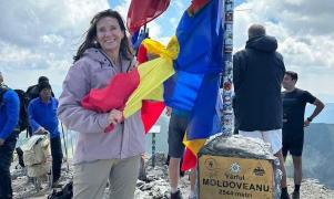 Iohannis, surprins în pantaloni scurți pe Vârful Moldoveanu. Prima Doamnă, cu steagul tricolor în mâini