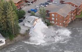 Topirea gheţarilor, efecte distrugătoare. Case prăbuşite în Alaska, după ce apele au erodat malurile