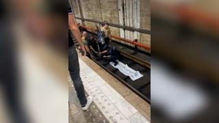 "Opriţi păcănelele!". Un bărbat s-a legat cu cătuşe de şinele de metrou, la Piaţa Unirii
