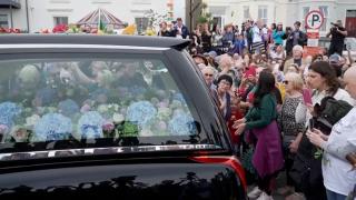 Înmormântarea emoţionantă a artistei Sinead O'Connor. Mii de fani au acoperit dricul cu flori şi mesaje de-a lungul traseului funerar