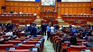 Parlamentarii, chemați din vacanță pentru a modifica legea pensiilor speciale. România riscă să piardă 3 miliarde de euro din PNRR