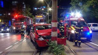 Cursă nebună sfârșită în stâlp, pe o stradă din București. Șoferul a intrat cu viteză pe linia de tramvai, ca să depăşească o coloană de maşini