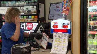 A devenit miliardar, după ce a dat lovitura la loto. A plătit pentru bilet cât pentru o sticlă de lapte. Decizia grea pe care o are însă de luat americanul