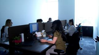 Ziua de lucru s-a redus cu 37 de minute, dar nu şi pentru români. Petrecem în medie 12 ore pe zi pentru locul de muncă