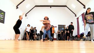 Comuna Saschiz, animată timp de 10 zile, de dans şi artă. La căminul cultural din Cloaşterf, copiii învaţă dans contemporan