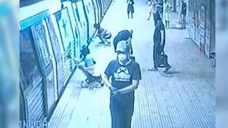 Momentul în care mai mulți tineri vandalizează un vagon de metrou, la Dimitrie Leonida. Mecanicul, sfătuit să stea înăuntru