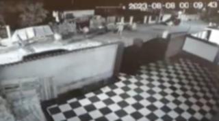 Bătaie generală încheiată cu crimă, pe o stradă din Roman. O cameră de supraveghere a filmat întreg scandalul