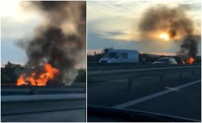 O mașină a luat foc în mers, pe autostrada București - Pitești. Șoferul a reușit să oprească pe banda de urgență și să iasă la timp