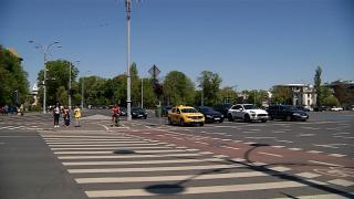 Apar noi benzi de circulaţie pe drumurile din toată Europa, vopsite în roz şi verde. Cine va putea circula pe ele