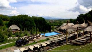 Un tânăr a adus magia din Bali în România. Turişti din toată lumea ajung aici, cuceriţi de resortul modern: "E un loc de vis"