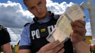 Poliţist filmat cum rupe talonul maşinii în faţa unui şofer, ca să-l poată amenda. S-ar fi răzbunat după o ceartă mai veche