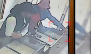 Tânără gravidă, căutată de polițiștii din Arad. A furat o brățară de peste 2.000 de lei dintr-un magazin de bijuterii, apoi s-a făcut nevăzută