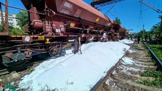 Garda de Mediu, reacție în cazul trenului cu uree oprit de hoți. Transportatorul, amendat după ce nu a anunțat autoritățile de scurgerea substanței pe șine