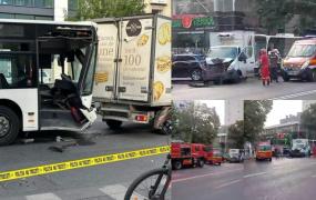 Accident grav în centrul Capitalei: Un autobuz a intrat în plin într-o autoutilitară, care a ricoşat într-un alt autoturism. Şoferul STB a rămas încarcerat