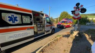 Un tânăr de 31 de ani se zbate între viață și moarte, după ce a sărit din tren, aproape de gara din Gherla