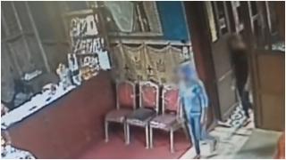 Momentul în care doi hoți dau buzna într-o biserică din Tulcea. Au plecat cu 700 de lei: ar fi "clienți" vechi ai oamenilor legii