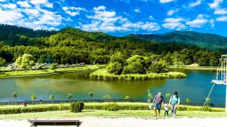 Oaza cochetă de distracție aflată la doar câteva minute de Brașov. Localnicii îi spun "paradisul dintre munți"