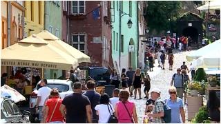 Locul din România care atrage turiști din toate colțurile lumii. Fermecați de peisaje, oamenii îl compară cu orășele renumite din Italia: "Și aici la fel!"