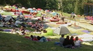 Uniţi în rugăciune! Credincioşii au venit în pelerinaj la Mănăstirea Nicula pentru Sfânta Maria. Mulţi vor dormi sub cerul liber, indiferent de vreme