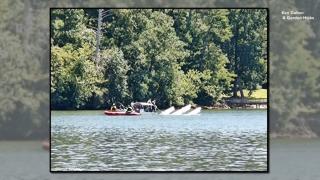 Doi morţi, după ce un avion de mici dimensiuni s-a prăbuşit într-un lac din SUA. A lovit o linie de înaltă tensiune