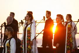 Cadou pentru turiştii matinali de pe litoral. Corul Madrigal a oferit un recital la răsăritul soarelui, pe faleza din Constanţa