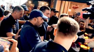 Darius Vâlcov, extrădat în România. A fost preluat de poliţişti de pe Otopeni şi dus la Rahova unde va sta 21 de zile. A fost condamnat la 6 ani de închisoare