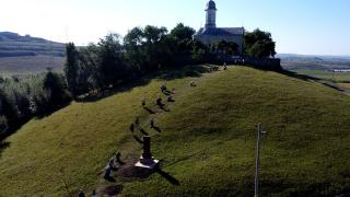 Tradiţie unică de hramul Mănăstirii Hagigadar din Suceava. Ce li se întâmplă credincioşilor care urcă în genunchi dealul bisericii