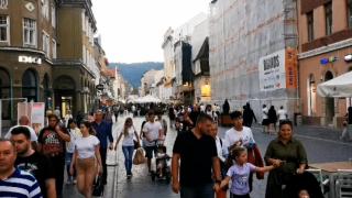 Cum arată o zi perfectă în centrul Braşovului. Oraşul de sub Tâmpa, animat de turişti în minivacanţa de Sf. Maria