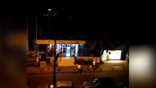 "Gata, te rog frumos, lasă-l!". Bărbat snopit în bătaie cu o bâtă, pe o stradă din Craiova. Agresorul a lovit cu sete, spre disperarea martorilor