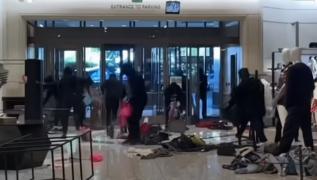 Momentul în care 50 de hoți dau năvală într-un magazin de haine și accesorii de lux din Los Angeles. Ce daune au făcut în doar câteva minute