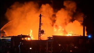 Incendiu la un depozit de lemne din Harghita. Peste 100 de pompieri s-au dus să stingă flăcările, dar nu au avut apă