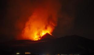 Vulcanul Etna a erupt din nou. Este una dintre cele mai mari erupţii din ultimii ani
