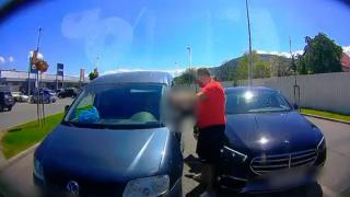 Momentul în care doi şoferi se iau la bătaie în faţa unui supermarket din Sighet. Erau cât pe ce să facă accident, după o şicanare