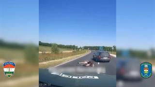 Scene ireale pe o autostradă din Ungaria. Un şofer român a sărit de la volan, din mers, când a văzut Poliţia. Avea 12 migranţi sirieni în Audi