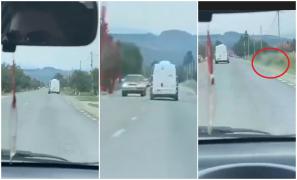 "Vai, mi-e rău!" Accident mortal, filmat în Gorj. O dubă care circula haotic a spulberat și omorât un biciclist, pe marginea drumului