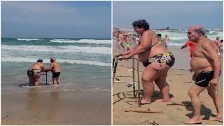 Femeie care se deplasează cu cadru, salvată din mare în ultima clipă. A intrat să facă baie şi a fost luată de valuri
