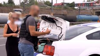 Reacţia bizară a unei tinere, prinsă cu droguri în maşină. Se întorcea de la mare într-un bolid cu ecuson "antidrog" în parbriz