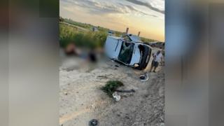Bărbat aruncat prin parbriz, într-un accident grav în Dâmboviţa. Alţi doi răniţi, după ce şoferul ar fi adormit la volan şi s-a răsturnat cu duba