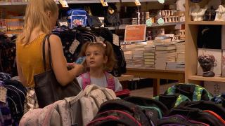 "E destul de scumpă şcoala, din păcate". Cât costă să trimiţi doi copii la şcoală: părinţii cheltuie aproape un sfert din bugetul familiei