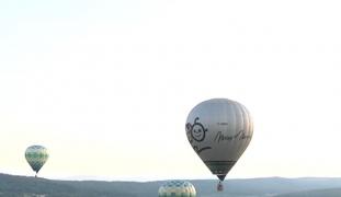 Senzaţii tari şi petrecere cu DJ la înălţime. Sibienii au admirat apusul din baloanele cu aer cald la festivalul Air Sensation