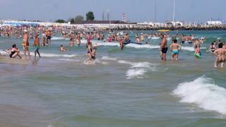 După 6 zile în care marea a făcut mai multe victime, valurile s-au liniştit. La Vama Veche, litoralul a fost neîncăpător încă de la primele ore