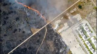 Panică într-un cartier rezidenţial din nordul Capitalei. Sute de locuinţe, ameninţate de flăcări: luxul nu vine la pachet cu hidranţi