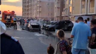 Incendiu violent într-un complex rezidenţial din Bucureşti. O maşină a luat foc în mers, iar şoferul a oprit lângă 3 vehicule parcate. Toate 4 s-au făcut scrum