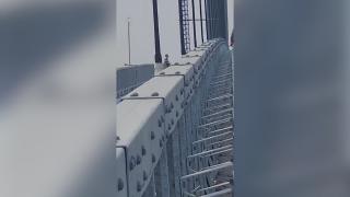 Un tânăr ameninţă că se va arunca pe Podul de la Brăila. Poliţişti, jandarmi, pompieri şi un negociator au intervenit de urgenţă