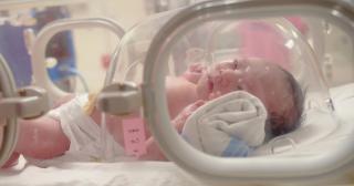 S-a dus la spital cu dureri de burtă, iar medicii de la UPU Târgu Jiu au stabilit că are hernie. În timpul operaţiei, aveau să afle că femeia era de fapt însărcinată