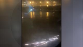 Avion, filmat în timp ce loveşte cu aripa pista unui aeroport din California. Clipe de groază pentru zeci de pasageri