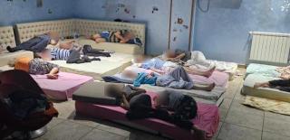 Un nou azil al groazei descoperit în Sectorul 4 al Capitalei: 18 persoane ţinute la demisol, unde împărţeau saltelele. Centrul fusese închis în luna iulie