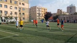 O gaşcă din Târgu-Jiu se adună în fiecare an în cartierul copilăriei pentru a se distra ca odinioară. Vin din toate colţurile ca să nu uite de unde au plecat