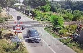 Şoferul care a spulberat bariera la trecerea de cale ferată, când venea un tren de călători, a fost identificat